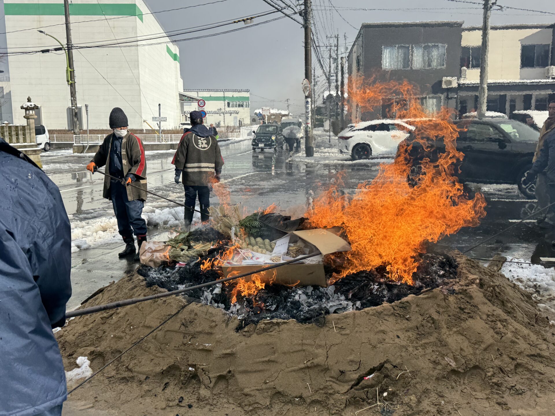 今江春日神社前の左義長へ。町内の皆さんに感謝！